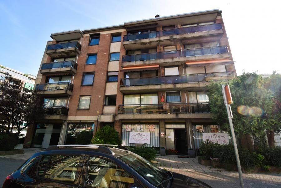 Handelszaak te  koop in Sint-Jans-Molenbeek 1080 215000.00€  slaapkamers m² - Zoekertje 312628