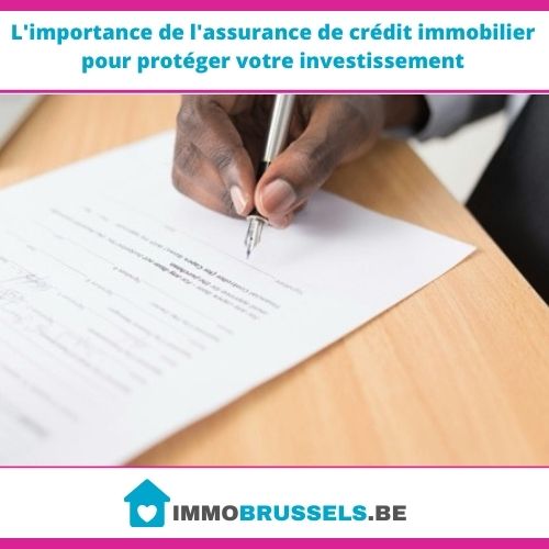 Homme qui signe un contrat d'assurance